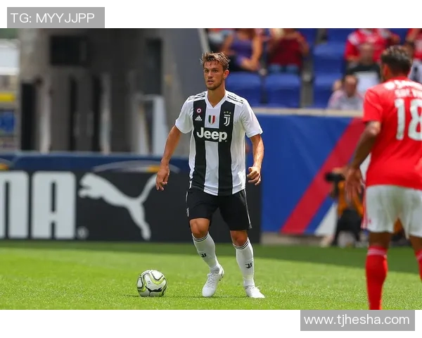 穿着Jeep的足球明星展现运动魅力与时尚风范的完美结合