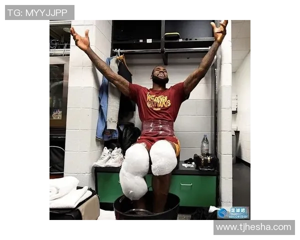 足球明星的脚筋秘密揭示运动员如何保持最佳状态与健康秘诀